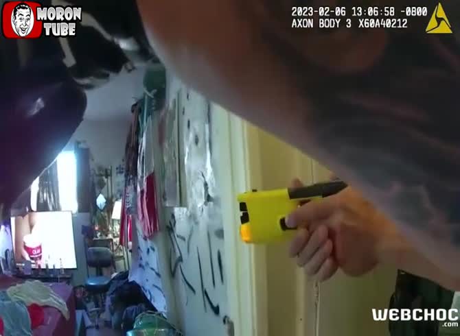 Video :Shock - Police kill schizophrenic (Warning - disturbing)